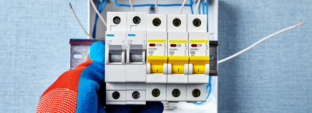 Montáž elektrických rozvádzačov pre byty, domy a priemysel | ELMI-TECH